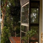 Дом с панорамными окнами посреди леса