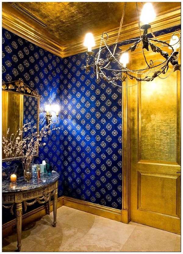 Изысканная ванная в темно-синих и золотых тонах.