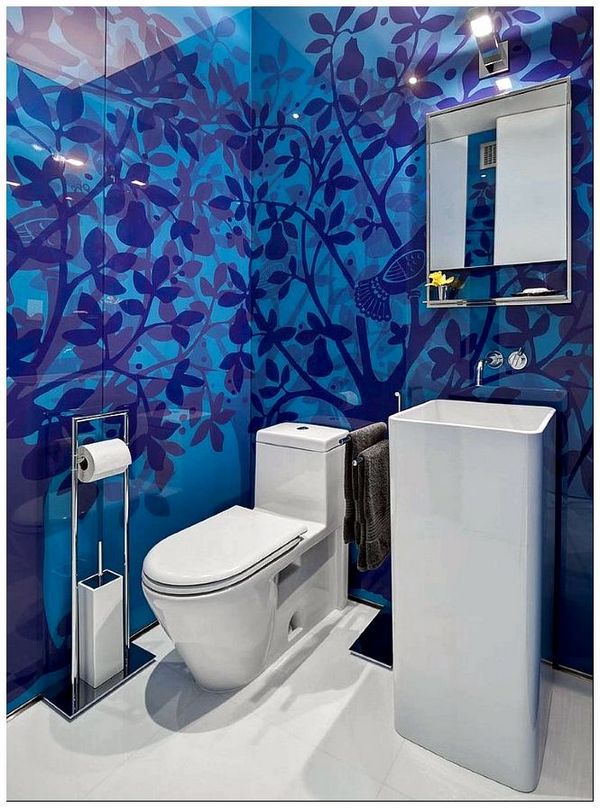 Голубые обои с синими рисунками в интерьере ванной.