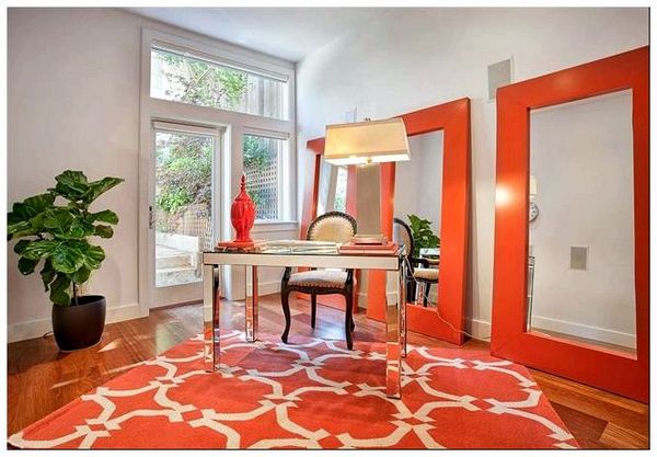 Стильный офис с оранжевым ковром и рамами для зеркал.