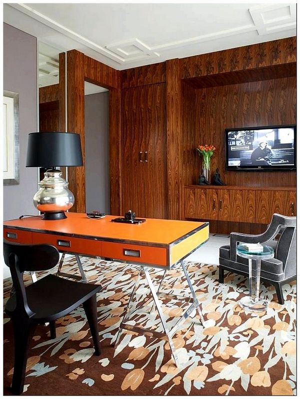 Оранжевый стол в интерьере домашнего кабинета.