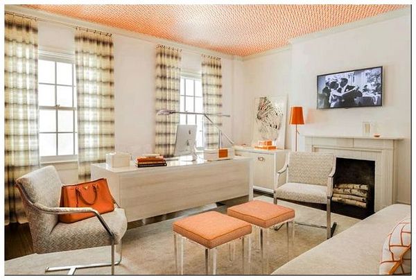 Светлый кабинет-гостиная с оранжевыми аксессуарами.