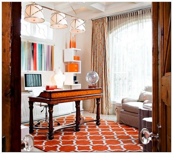Домашний кабинет с яркими оранжевыми элементами.