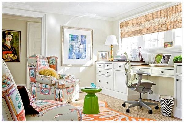 Мягкая мебель и напольное покрытие с оранжевыми узорами.
