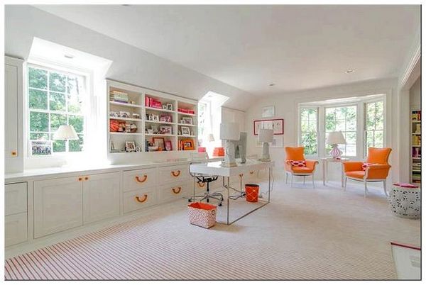 Оранжевая мебель в белом кабинете.