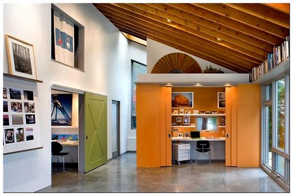 Яркий оранжевый офис в холле дома.