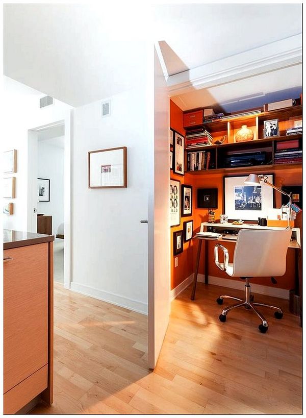 Маленький оранжевый офис на кухне.