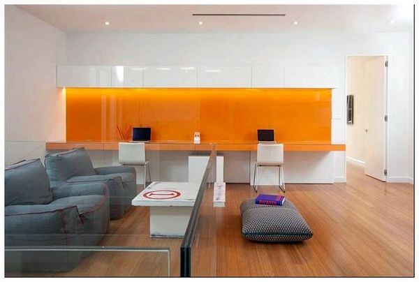 Оранжевый цвет в минималистическом офисе.