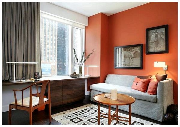 Стильный домашний кабинет с оранжевой стеной.