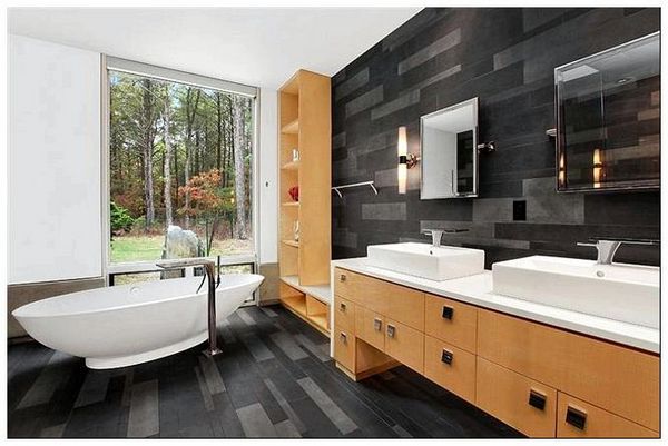 Ванная комната с черно-серой плиткой.
