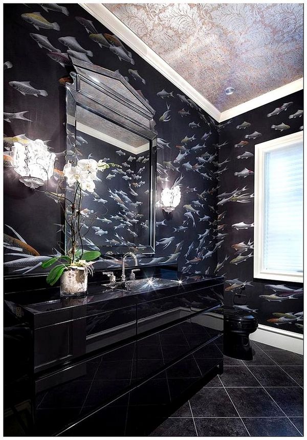 Стильная ванная с черными узорчатыми обоями.