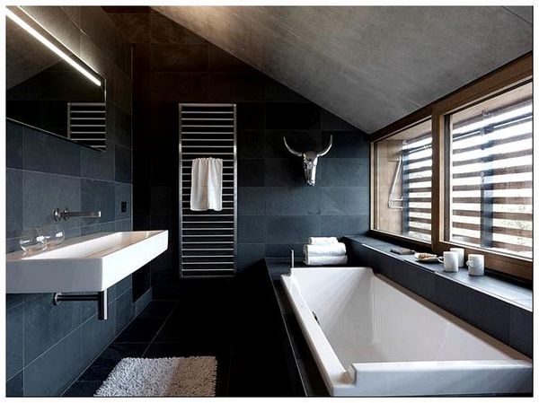 Ванная комната с просторными окнами и зеркалами.