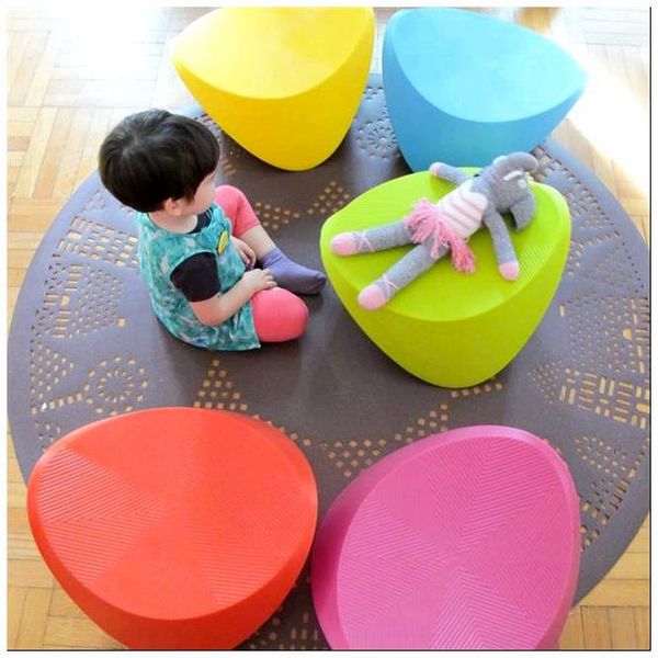 Разноцветные деревянные стулья из коллекции Hut-Hut Kids.