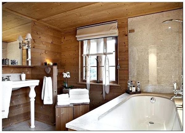 Деревянные панели на стенах ванной комнаты.