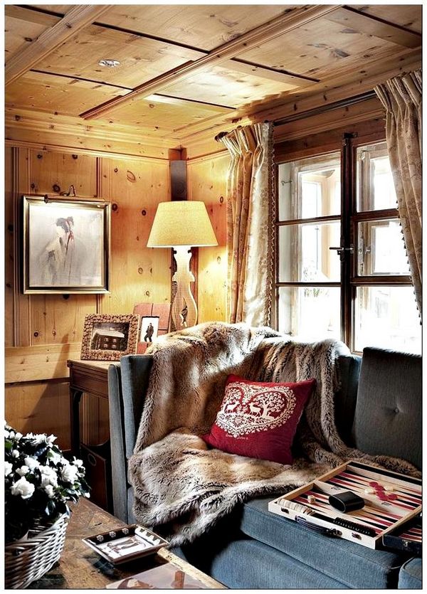 Комфортная гостиная с мягкими подушками и меховыми накидками.