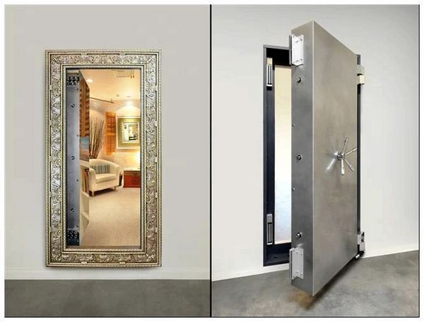 Секретный сейф частного дома, скрытый за настенным зеркалом.