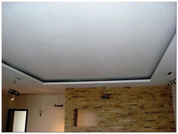 Гипсокартонный подвесной потолок в гостиной