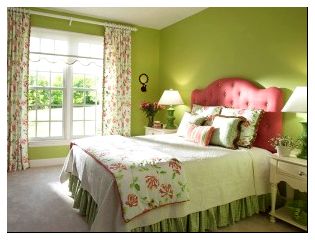 спальня с неярким оттенком зеленого