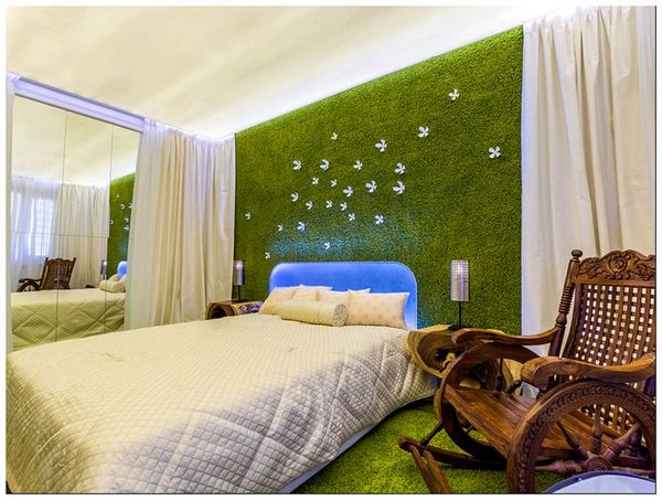 белые шторы в зеленой спальне