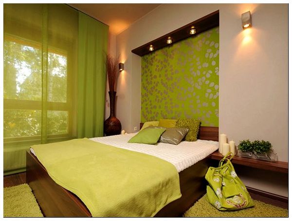 зеленая спальня с элементами экостиля