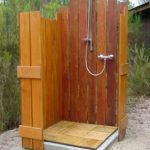 Как сделать деревянный душ для дачи своими руками
