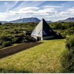 Необычный дом в виде пирамиды из исландии