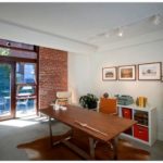 Современная красота текстур: 25 кабинетов для дома с кирпичными стенами