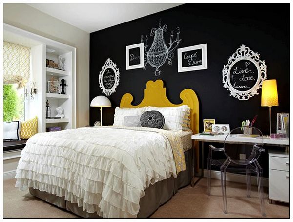 яркие декоративные элементы в черной спальне