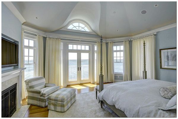 спальня с балконом
