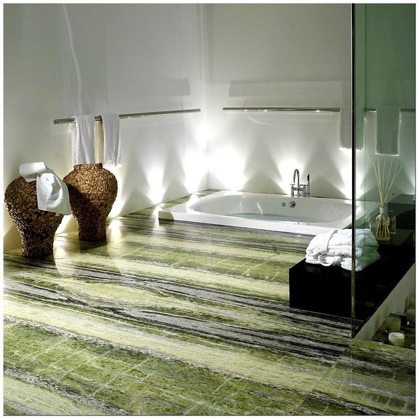 Роскошная зона спа – гармоничное сочетание пола из натурального камня и встроенного джакузи, что делает ванную комнату удобной и максимально комфортной.