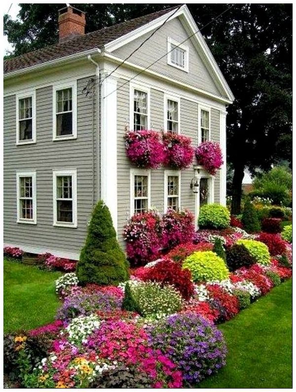 Великолепный сад у дома