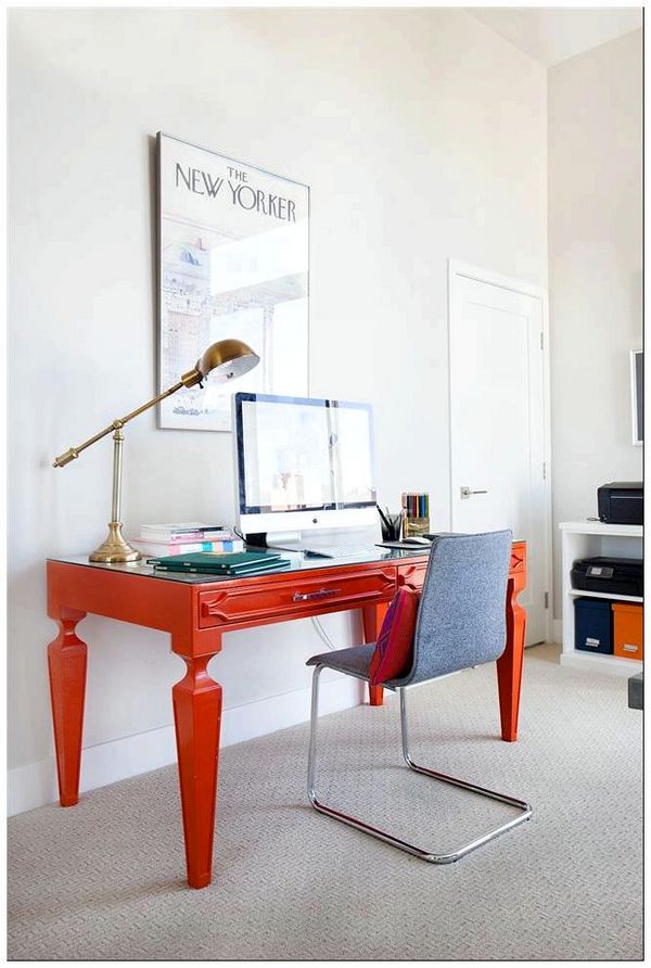 Яркий оранжевый стол в современном кабинете.