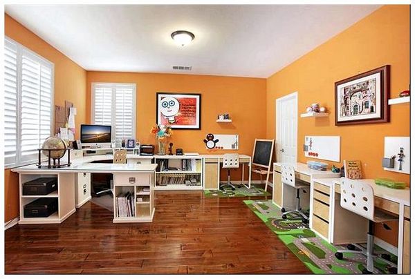 Яркий необычный домашний кабинет с оранжевыми стенами.