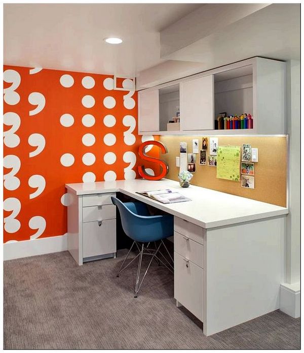 Домашний офис с узорчатой оранжевой стенкой.