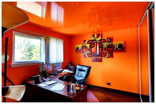 Оранжевый кабинет со светоотражающим потолком.