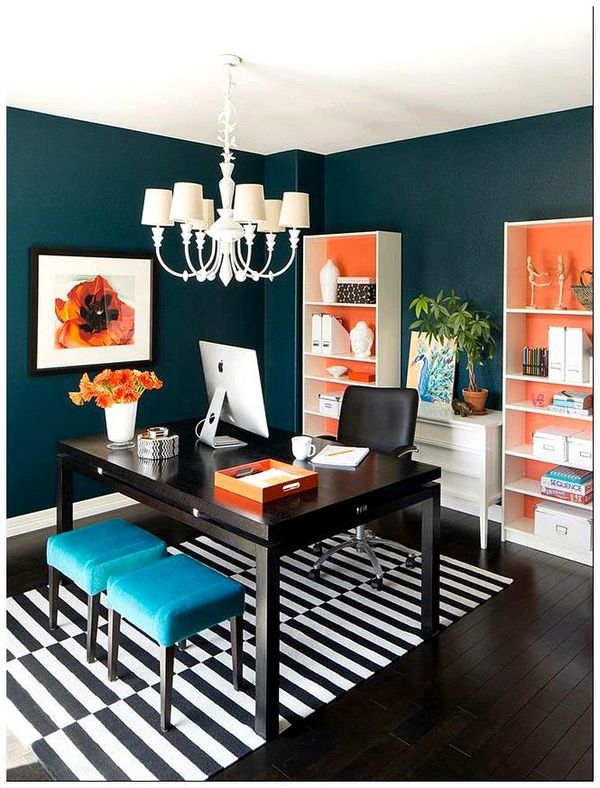 Необычный кабинет с элементами яркого оранжевого цвета.