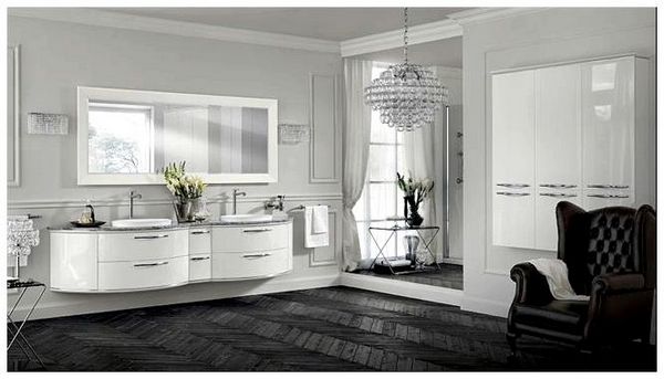Черно-белая ванная комната с хрустальной люстрой.