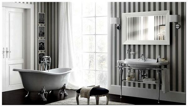 Роскошная ванная с серебристыми «лапами» в стиле ретро.