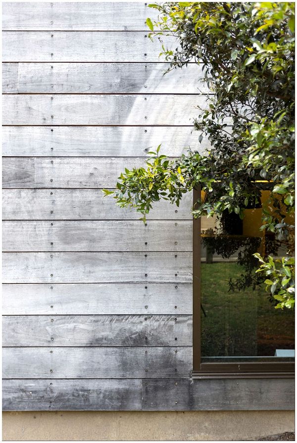 бетонная стена с текстурой дерева