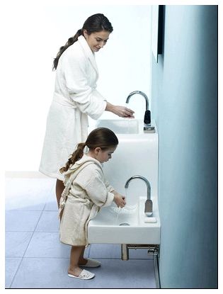 отдельная раковина в ванной для ребенка