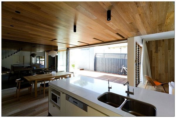 Sleek-and-smart-kitchen-island-with-twin-sinks