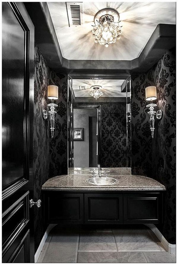 Изысканная ванная комната с черными обоями.