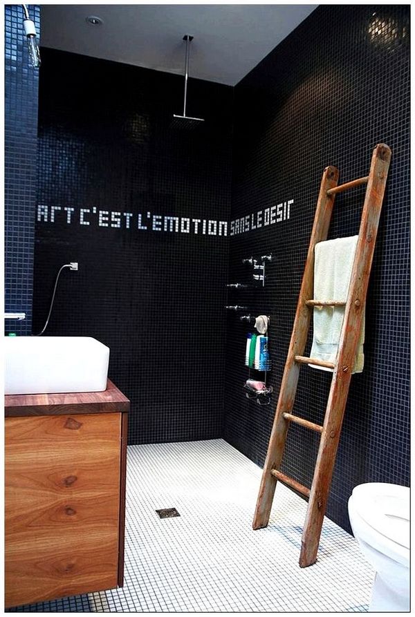 Стильная ванная с черно-белой мозаикой.