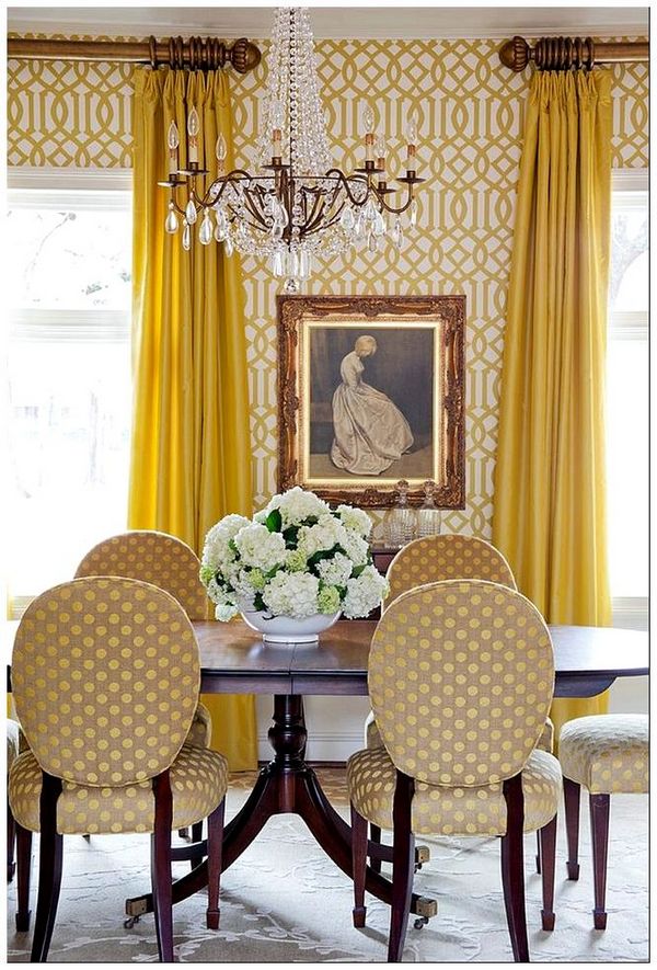 Необычная столовая с желтыми обоями, стульями и шторами.