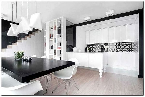 Черно-белая столовая роскошной польской квартиры.