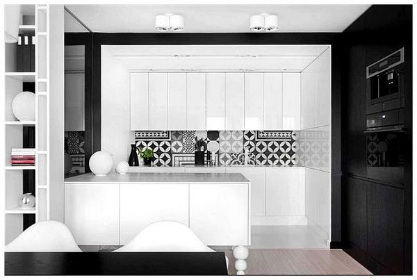 Минималистическая кухонная мебель в черно-белых цветах.