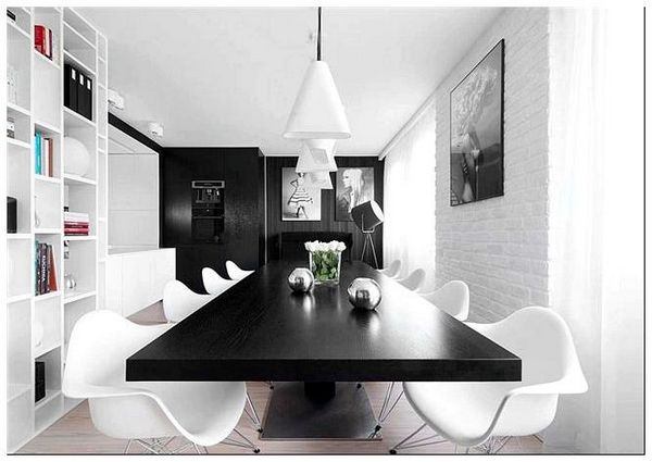 Элегантная столовая польской квартиры в черных и белых цветах.