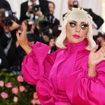 Зачем Леди Гага надела сразу три платья королева эпатажа на балу