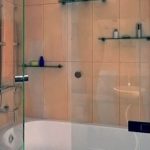 Стены из стекла в оформлении интерьера ванной комнаты, их преимущества и виды