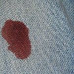 Как отстирать кровь с джинсов